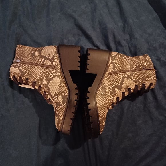 Faux Snake Brie Combat Boots • Size 8.5 • Universal Thread • NWT - Picture 4 of 12
